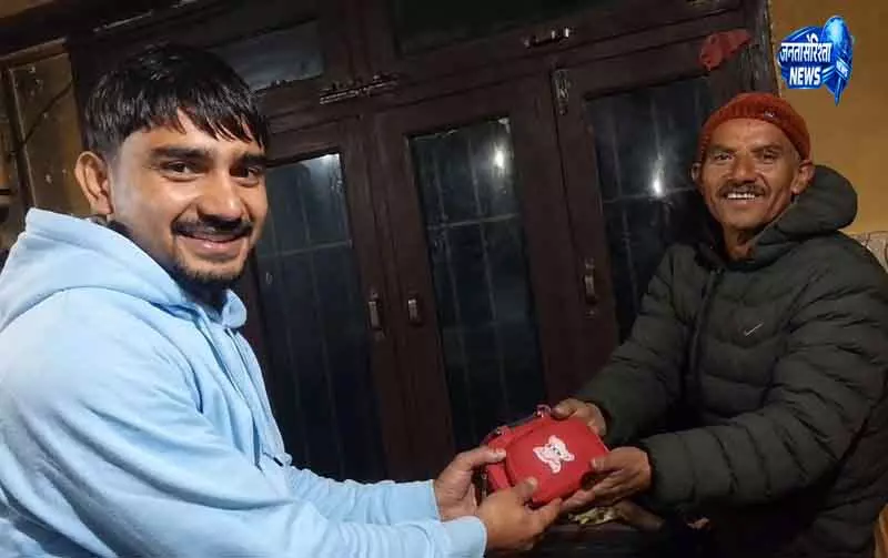 Himachal में पुजारी ने दिखाई ईमानदारी, लौटाया सामान Himachal में पुजारी ने दिखाई ईमानदारी, लौटाया सामान
