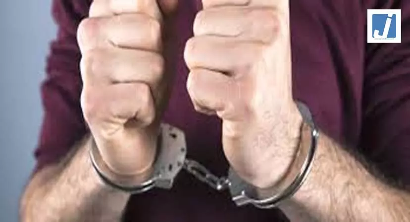 OMG! क्राइम फॉर लव: गर्लफ्रेंड के महंगे गिफ्ट के लिए नाबालिग ने शोरूम को बनाया निशाना, पुलिस हिरासत में OMG! क्राइम फॉर लव: गर्लफ्रेंड के महंगे गिफ्ट के लिए नाबालिग ने शोरूम को बनाया निशाना, पुलिस हिरासत में