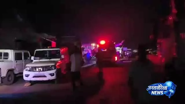 Mayurbhanj में लकड़ी से लदा ट्रक कार पर पलटा, दो लोग बाल-बाल बचे Mayurbhanj में लकड़ी से लदा ट्रक कार पर पलटा, दो लोग बाल-बाल बचे