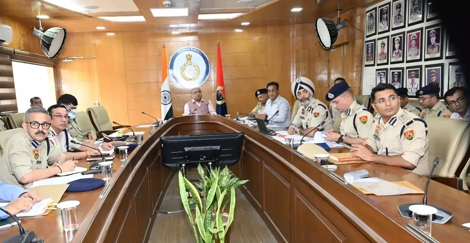 Chandigarh: 10,892 अपराधियों का रिकॉर्ड तैयार, हरियाणा पुलिस ने बढ़ाई निगरानी Chandigarh: 10,892 अपराधियों का रिकॉर्ड तैयार, हरियाणा पुलिस ने बढ़ाई निगरानी
