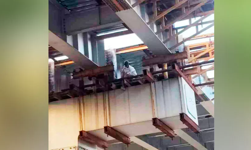 Nadakkavu फ्लाईओवर पर बड़ा हादसा टला, गर्डरों के बीच फंसे बुजुर्ग को लोगों ने बचाया Nadakkavu फ्लाईओवर पर बड़ा हादसा टला, गर्डरों के बीच फंसे बुजुर्ग को लोगों ने बचाया