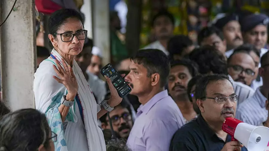 TMC ने पश्चिम बंगाल में सभी कमेटियों और फ्रंटल संगठन भंग कर पुनर्गठन की घोषणा की TMC ने पश्चिम बंगाल में सभी कमेटियों और फ्रंटल संगठन भंग कर पुनर्गठन की घोषणा की