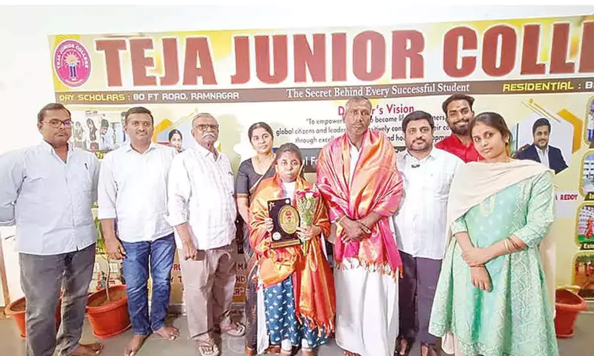 Andhra: तेजा जूनियर कॉलेज ने शानदार JEE-Advanced 2026 रैंक के साथ इतिहास रचा Andhra: तेजा जूनियर कॉलेज ने शानदार JEE-Advanced 2026 रैंक के साथ इतिहास रचा