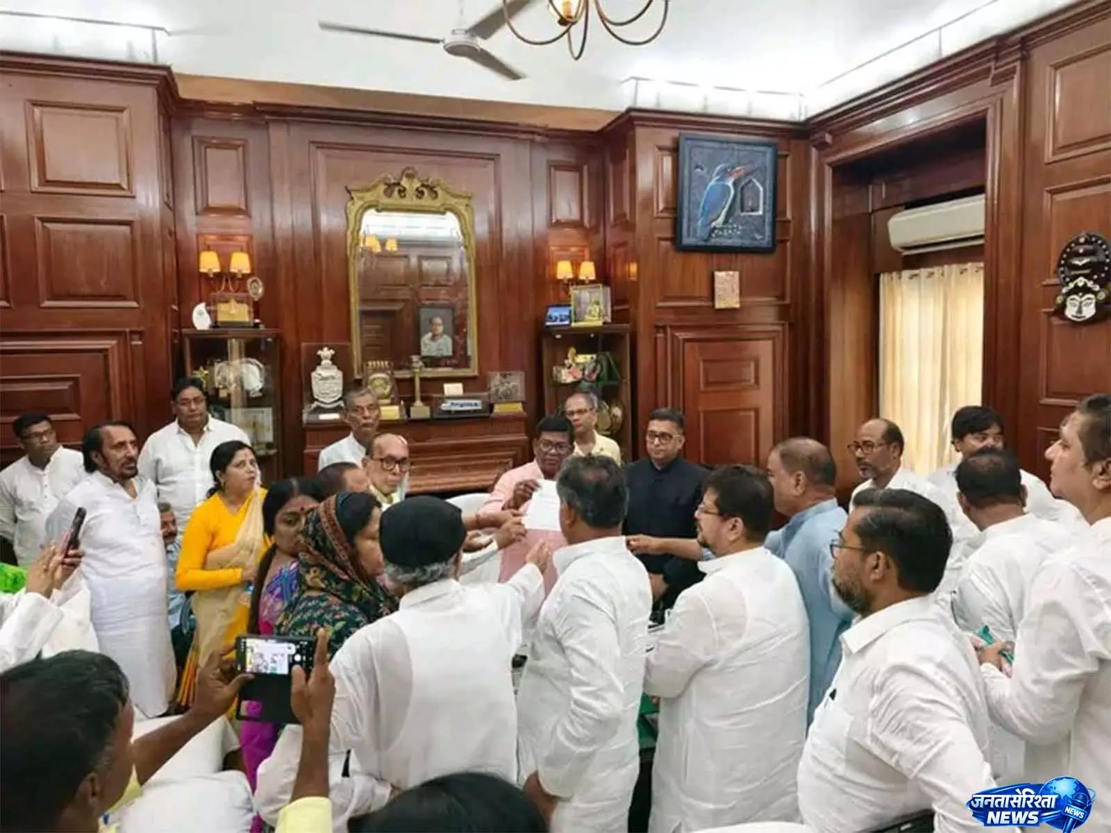 रीताब्रत बनर्जी ने TMC में बगावत की अगुआई की, पार्टी के चुने हुए LoP के खिलाफ 58 सिग्नेचर जमा किए रीताब्रत बनर्जी ने TMC में बगावत की अगुआई की, पार्टी के चुने हुए LoP के खिलाफ 58 सिग्नेचर जमा किए