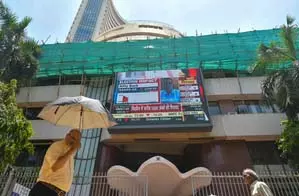 आईटी शेयरों के कमजोर प्रदर्शन से सेंसेक्स 303 अंक फिसलकर बंद, टीसीएस 8 प्रतिशत से ज्यादा लुढ़का आईटी शेयरों के कमजोर प्रदर्शन से सेंसेक्स 303 अंक फिसलकर बंद, टीसीएस 8 प्रतिशत से ज्यादा लुढ़का