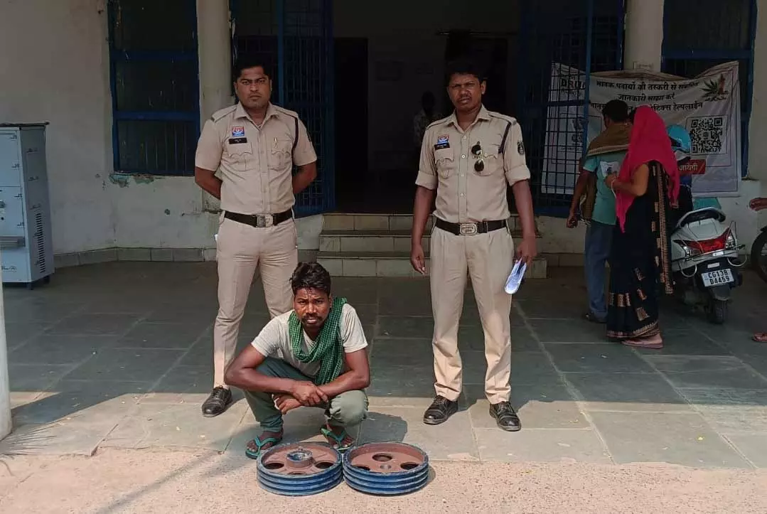 शॉ मिल से चोरी मशीनरी पार्ट्स बरामद, आरोपी गिरफ्तार शॉ मिल से चोरी मशीनरी पार्ट्स बरामद, आरोपी गिरफ्तार
