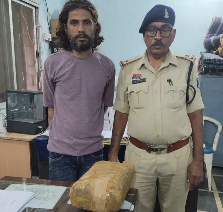 हिस्ट्रीशीटर को श्मशान घाट के पास गांजा बेचते पकड़ा गया हिस्ट्रीशीटर को श्मशान घाट के पास गांजा बेचते पकड़ा गया