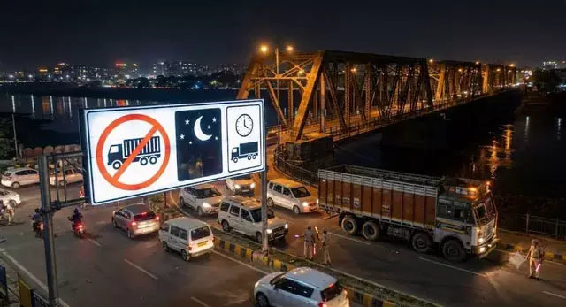 Yamuna के 56 साल पुराने पुल पर भारी वाहनों की रात की आवाजाही पर रोक Yamuna के 56 साल पुराने पुल पर भारी वाहनों की रात की आवाजाही पर रोक
