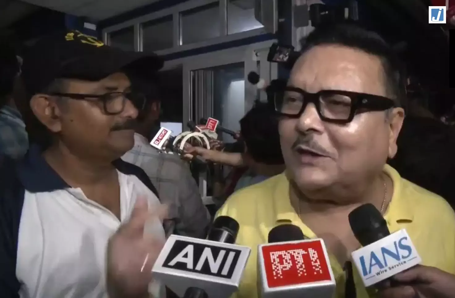 फिरहाद हाकिम के मेयर पद से इस्तीफे पर TMC नेता मदन मित्रा का बयान फिरहाद हाकिम के मेयर पद से इस्तीफे पर TMC नेता मदन मित्रा का बयान