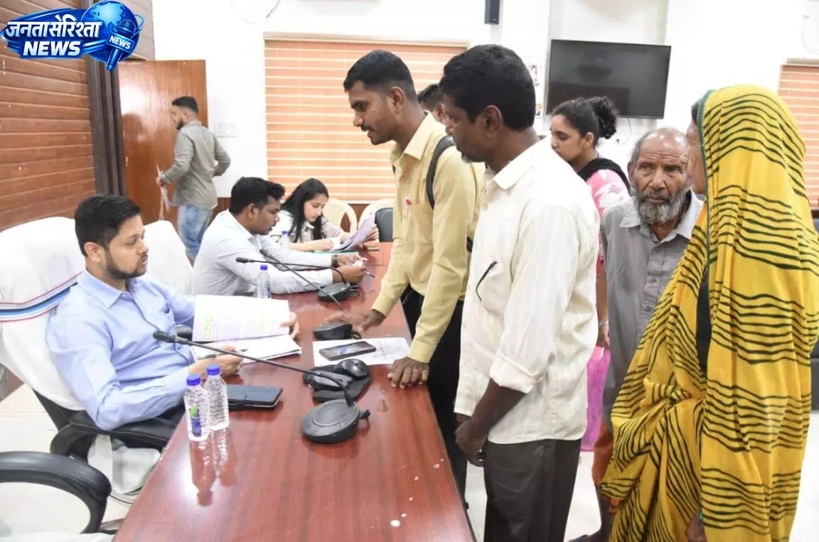 किसानों ने मक्का फसल की राशि दिलाने कलेक्टर से लगाई गुहार किसानों ने मक्का फसल की राशि दिलाने कलेक्टर से लगाई गुहार