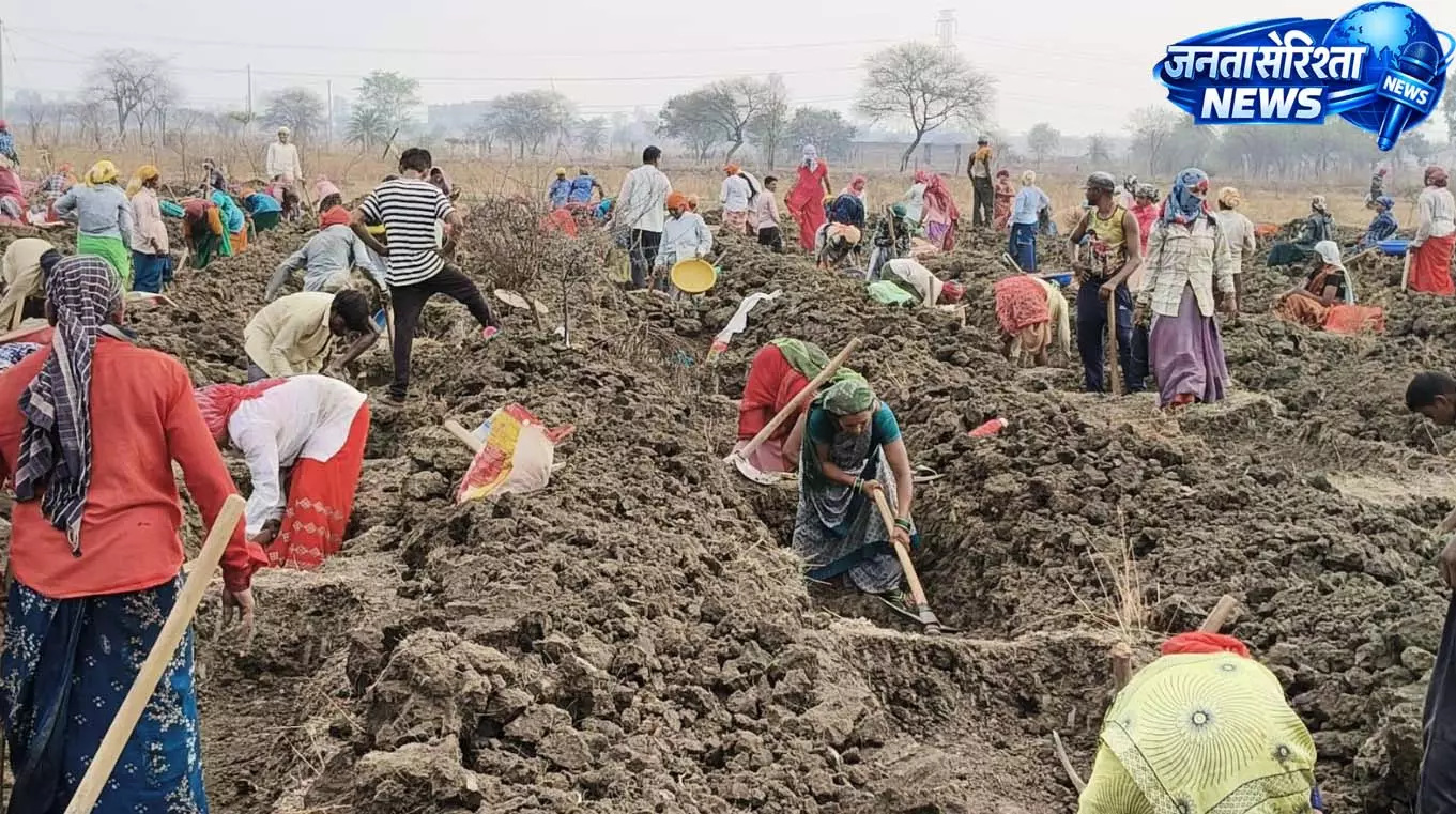 मनरेगा से दुर्ग जिले की 300 ग्राम पंचायतों में निर्माण कार्य प्रारंभ मनरेगा से दुर्ग जिले की 300 ग्राम पंचायतों में निर्माण कार्य प्रारंभ