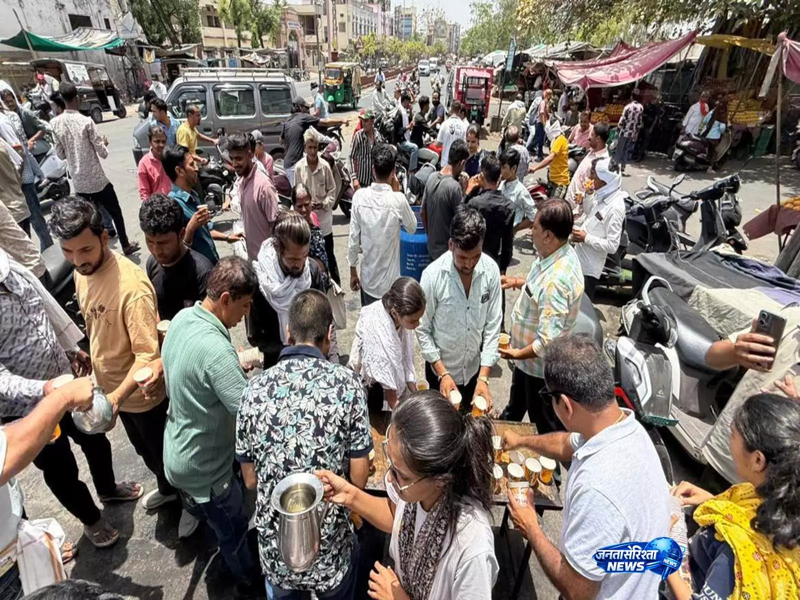 मुस्कान फाउंडेशन ने भीषण Nautapa में शहर वासियों को पिलाया 8000 लीटर केरी का पानी मुस्कान फाउंडेशन ने भीषण Nautapa में शहर वासियों को पिलाया 8000 लीटर केरी का पानी