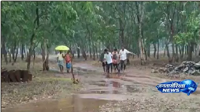 Jajpur में बिजली गिरने से महिला को स्ट्रेचर पर ले जाया गया, वीडियो वायरल Jajpur में बिजली गिरने से महिला को स्ट्रेचर पर ले जाया गया, वीडियो वायरल