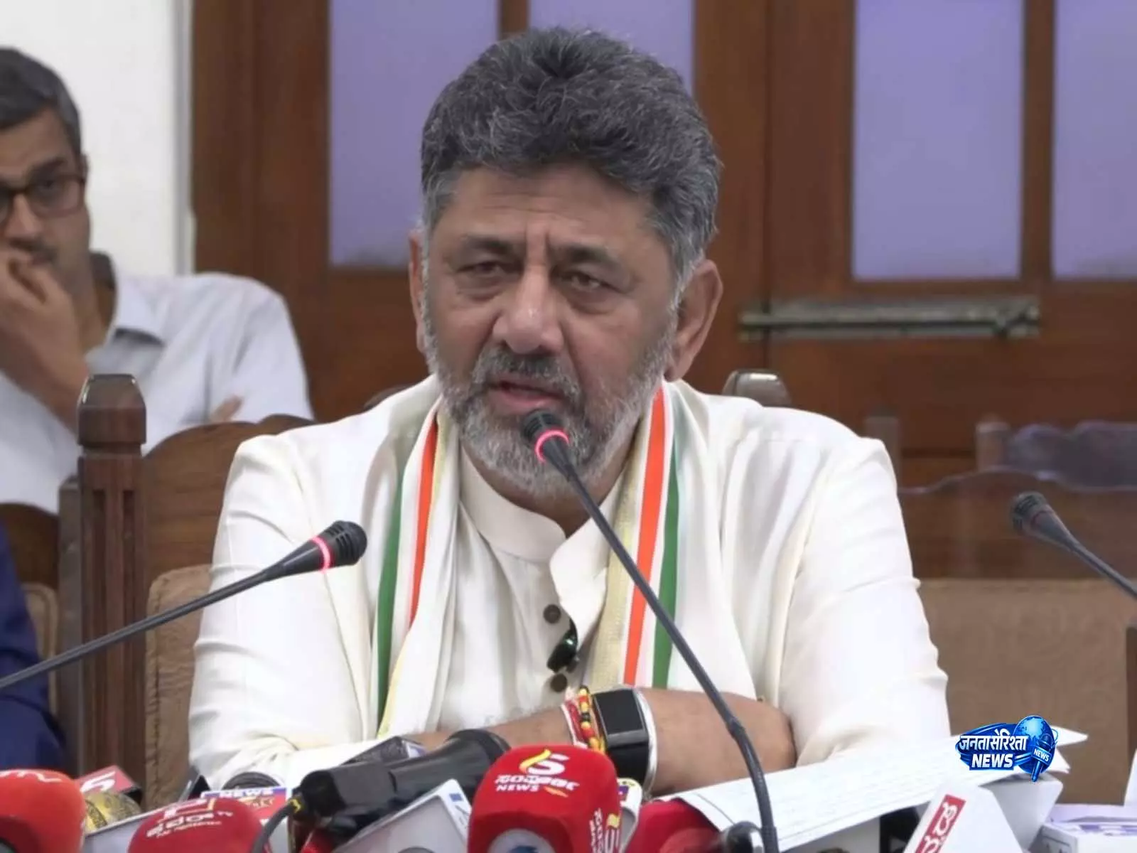 कर्नाटक CM डीके शिवकुमार का पहला कैबिनेट फैसला: छात्रों को मुफ्त बस पास कर्नाटक CM डीके शिवकुमार का पहला कैबिनेट फैसला: छात्रों को मुफ्त बस पास