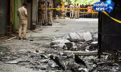 Delhi में आग: मुस्लिम व्यापारी के गद्दे और रजाई जान बचाने वाले बने