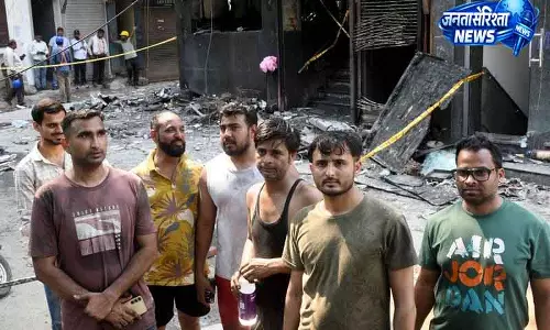 Delhi होटल हादसा: लपटों से जूझते बचावकर्मी