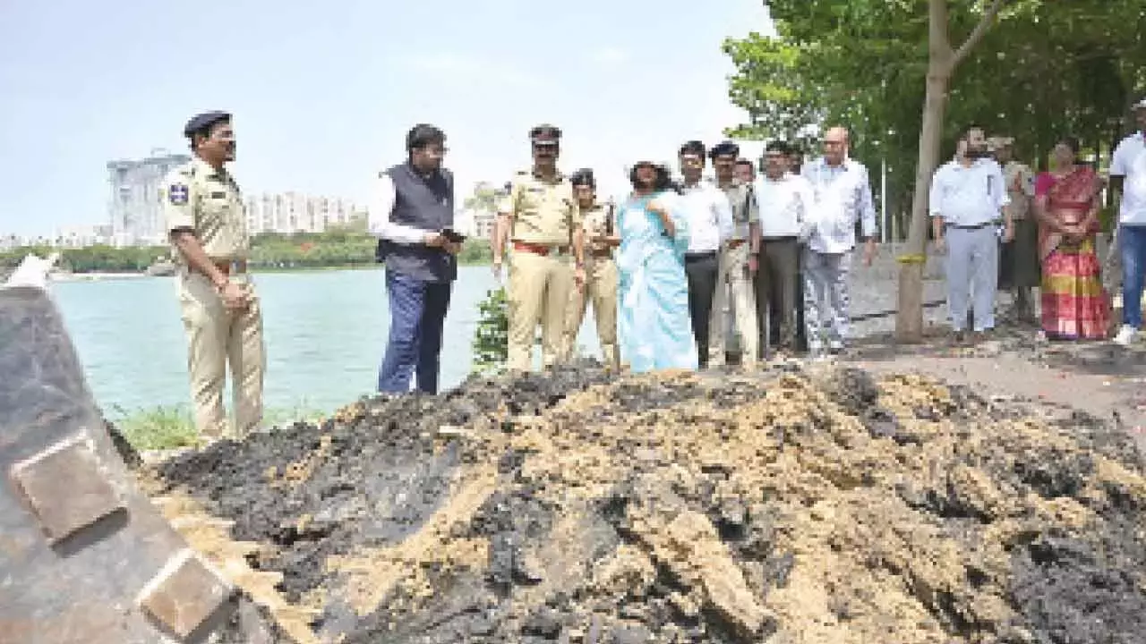 पुलिस और नगर निगम के अधिकारियों ने बाढ़ प्रभावित इलाकों का निरीक्षण किया