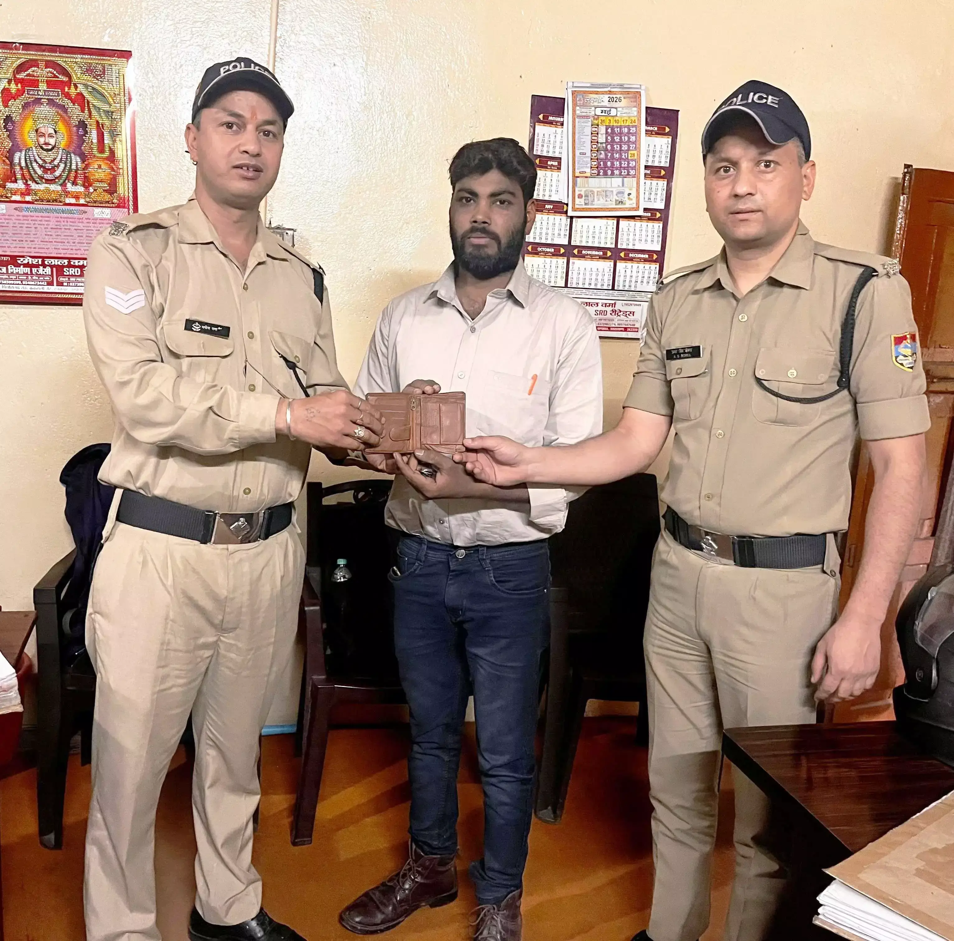 Nainital: यातायात पुलिस की ईमानदारी, खोया पर्स लौटाकर जीता दिल