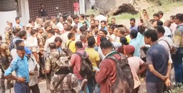 West Burdwan: रामाप्रसाद हालदार की गिरफ्तारी पर भाजपा का अदालत परिसर में विरोध प्रदर्शन