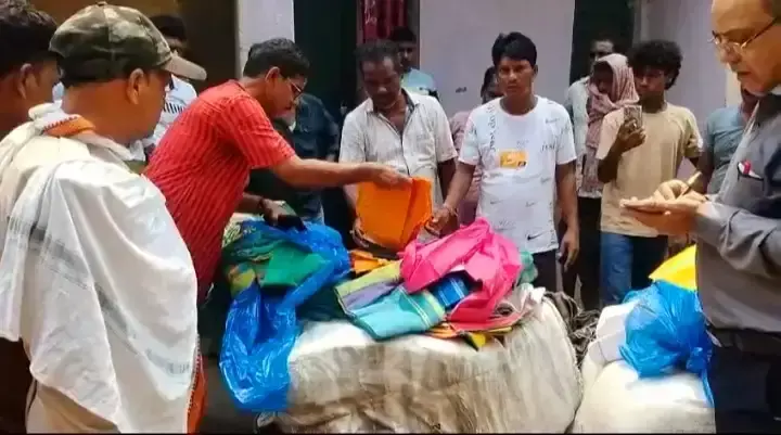 West Burdwan: कुल्टी में परित्यक्त क्वार्टर से तिरपाल और कंबलों का भंडार बरामद