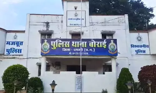 अचानक खेत में कब्र देखकर ग्रामीणों के उड़े होश, लापता महिला की गड़ी हुई थी लाश