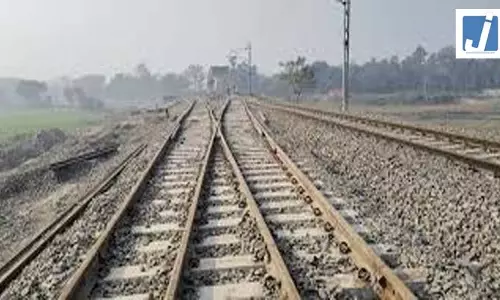 रेलवे ट्रैक से तीन युवकों के शव बरामद, इलाके में सनसनी