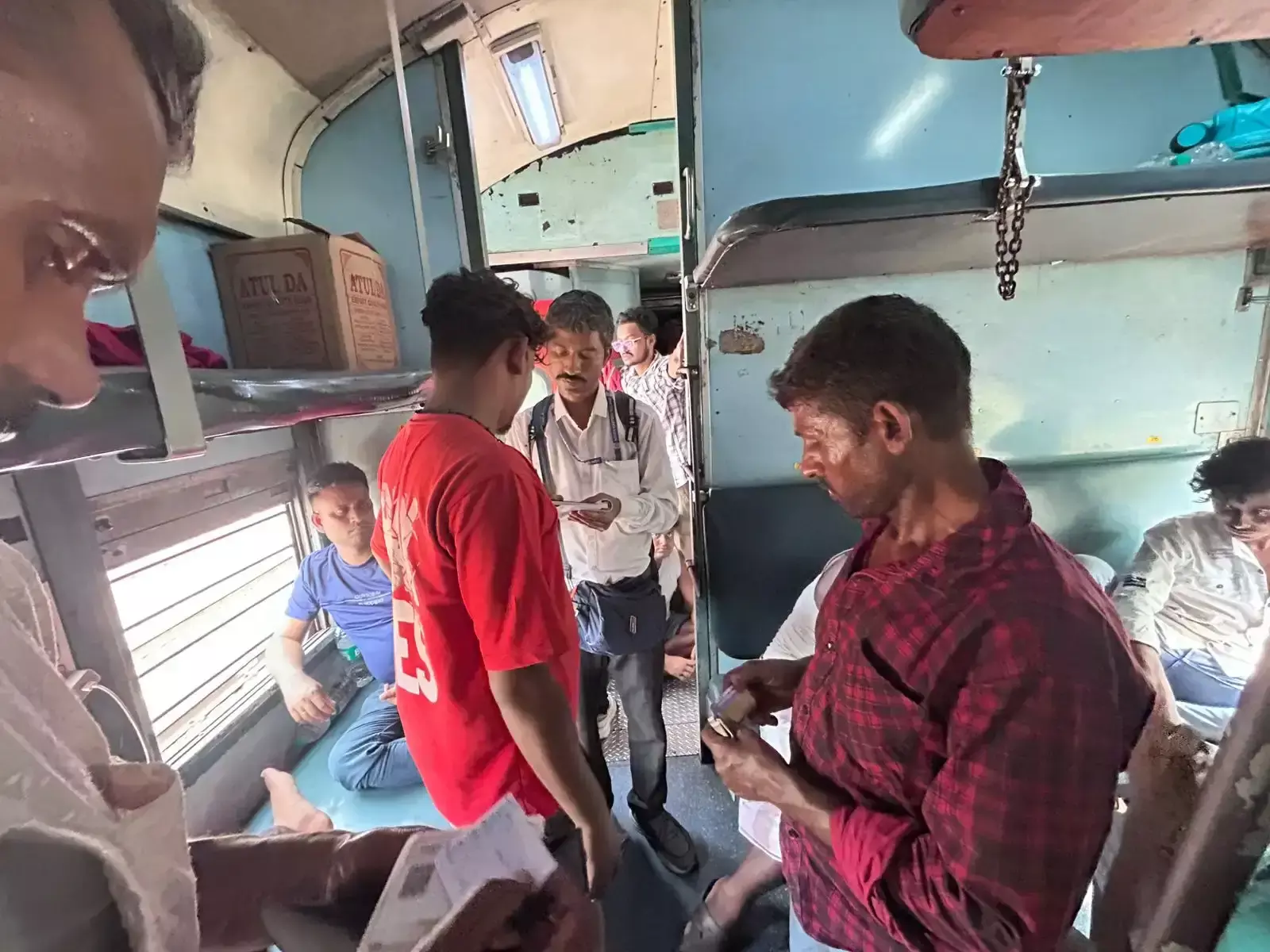 Kharagpur: रेलवे की बड़ी कार्रवाई, बिना टिकट यात्रा करते 500 से ज्यादा यात्री पकड़े गए