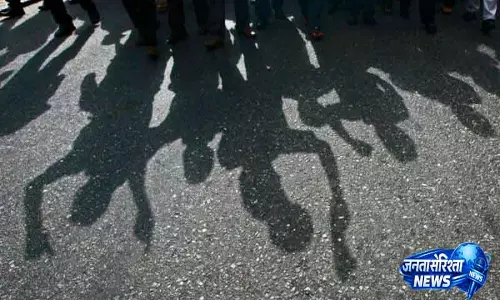 Punjab भर में सेवा केंद्र कर्मचारियों ने डीसी ऑफिस के बाहर विरोध प्रदर्शन किया