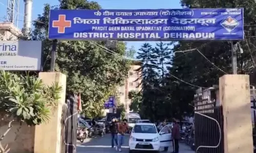 Dehradun: जिला अस्पताल में आयुक्त का अचानक निरीक्षण, व्यवस्थाओं की जांच