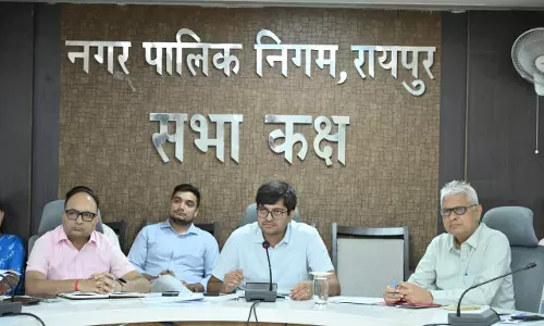 रायपुर निगम आयुक्त संबित मिश्रा ने बड़े बकायादारों को थमाया नोटिस, राजस्व वसूलने कड़ी कार्यवाही करने के दिए निर्देश