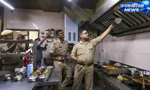 होटल अग्निकांड: मालवीय नगर के लोग सदमे में, जली हुई गली और डरावनी यादें बरकरार