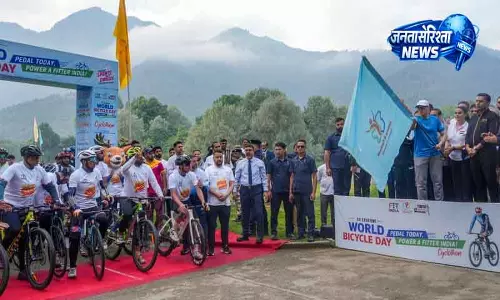 उमर अब्दुल्ला ने Srinagar में साइक्लोथॉन को हरी झंडी दिखाई