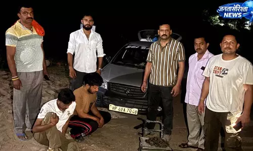 1 किलो चरस के साथ कार सवार दो युवक गिरफ्तार