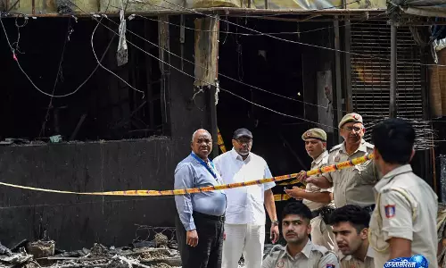 Delhi के मालवीय नगर आग में सुरक्षा खामियां सामने, 50-60 मोबाइल और लगभग 30 पासपोर्ट बरामद