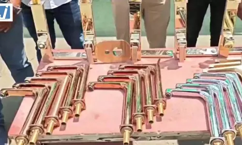 OMG! गर्लफ्रेंड की आईफोन वाली डिमांड, बॉयफ्रेंड बना चोर, गोदाम को बनाया निशाना
