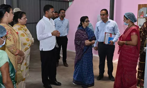 प्रमुख सचिव ने भाटागांव में पूरक पोषण आहार निर्माण केंद्र का किया औचक निरीक्षण