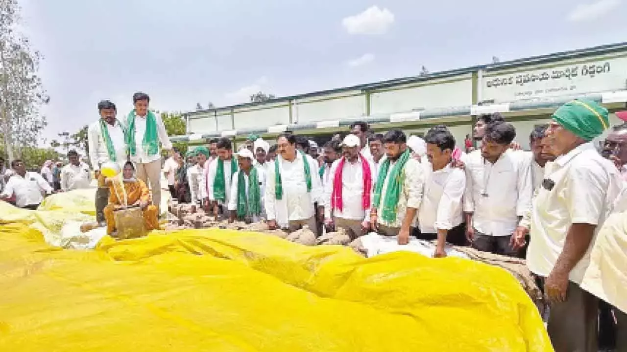 Telangana: पूर्व मंत्री एर्राबेली ने बारिश से प्रभावित किसानों के लिए तुरंत राहत की मांग की