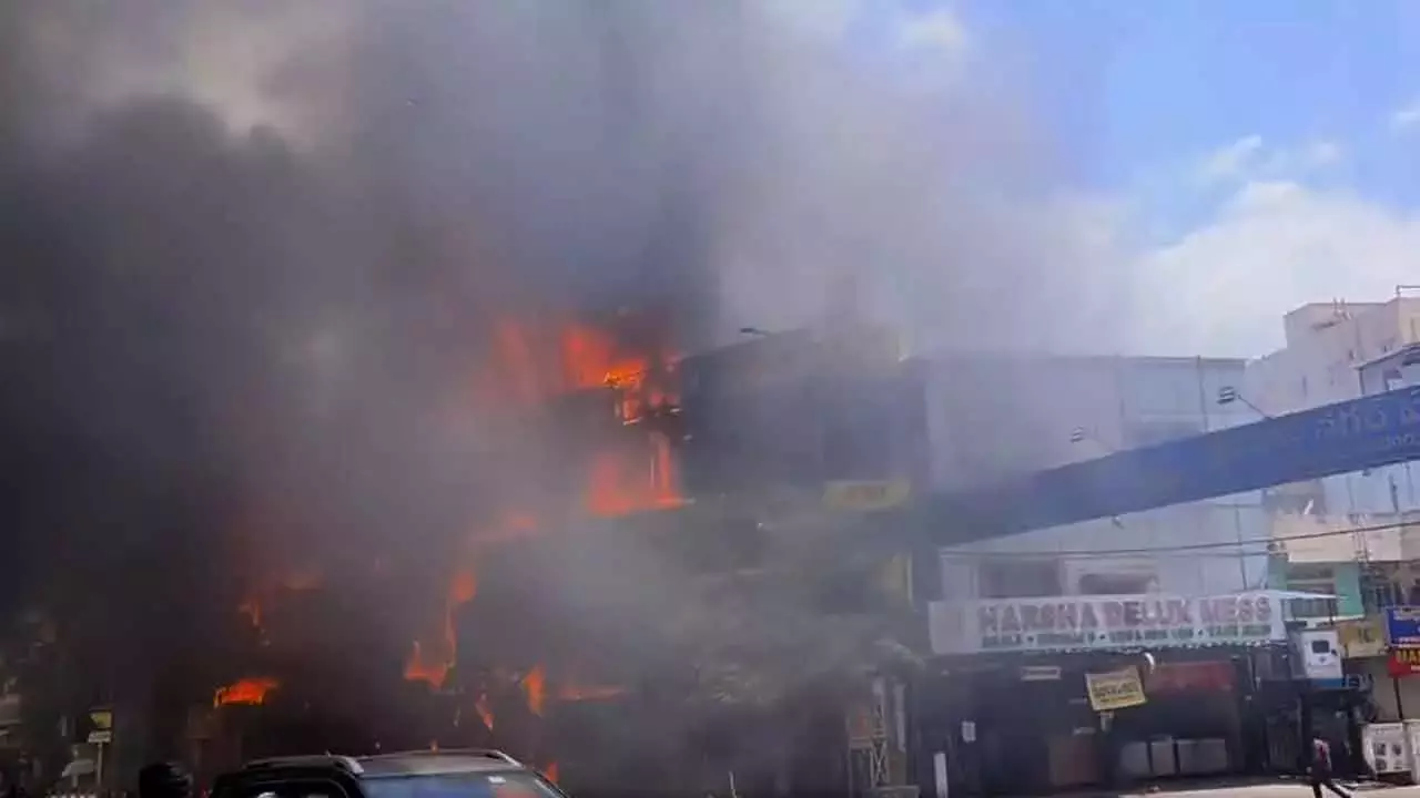 Hyderabad के अमीरपेट में एक इमारत में आग लग गई, फायर ब्रिगेड पहुंची
