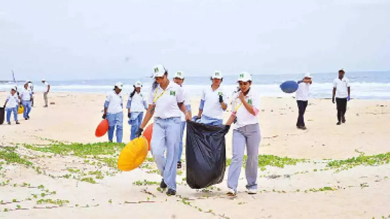 Karnataka: MRPL, KSPCB ने वर्ल्ड एनवायरनमेंट डे से पहले बीच क्लीनिंग ड्राइव का आयोजन किया
