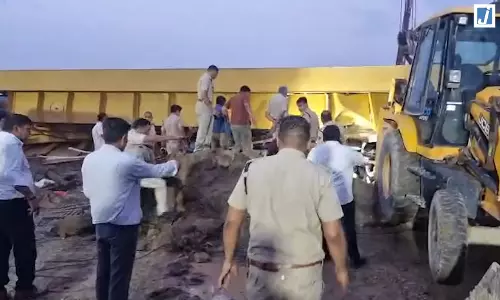 ग्रीन हाईवे निर्माण स्थल पर भारी मशीन गिरने से मजदूरों के फंसने का खतरा
