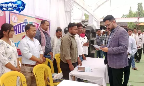 समाधान शिविर में कलेक्टर ने आवेदनों के निराकरण की स्थिति का लिया जायजा