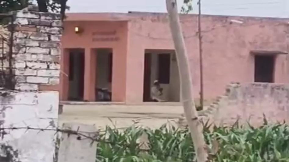 हनुमान जी के द्वार में नमाज पढ़ने का वीडियो वायरल होने के बाद भारी विवाद, 3 के खिलाफ पुलिस की कार्रवाई हनुमान जी के द्वार में नमाज पढ़ने का वीडियो वायरल होने के बाद भारी विवाद, 3 के खिलाफ पुलिस की कार्रवाई