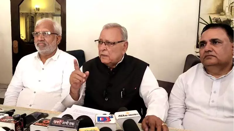 कांग्रेस नेता ने पानी, बिजली की समस्या को लेकर भाजपा सरकार की आलोचना की कांग्रेस नेता ने पानी, बिजली की समस्या को लेकर भाजपा सरकार की आलोचना की