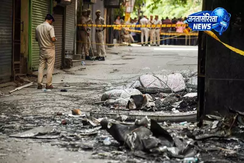 Delhi में आग: मुस्लिम व्यापारी के गद्दे और रजाई जान बचाने वाले बने Delhi में आग: मुस्लिम व्यापारी के गद्दे और रजाई जान बचाने वाले बने