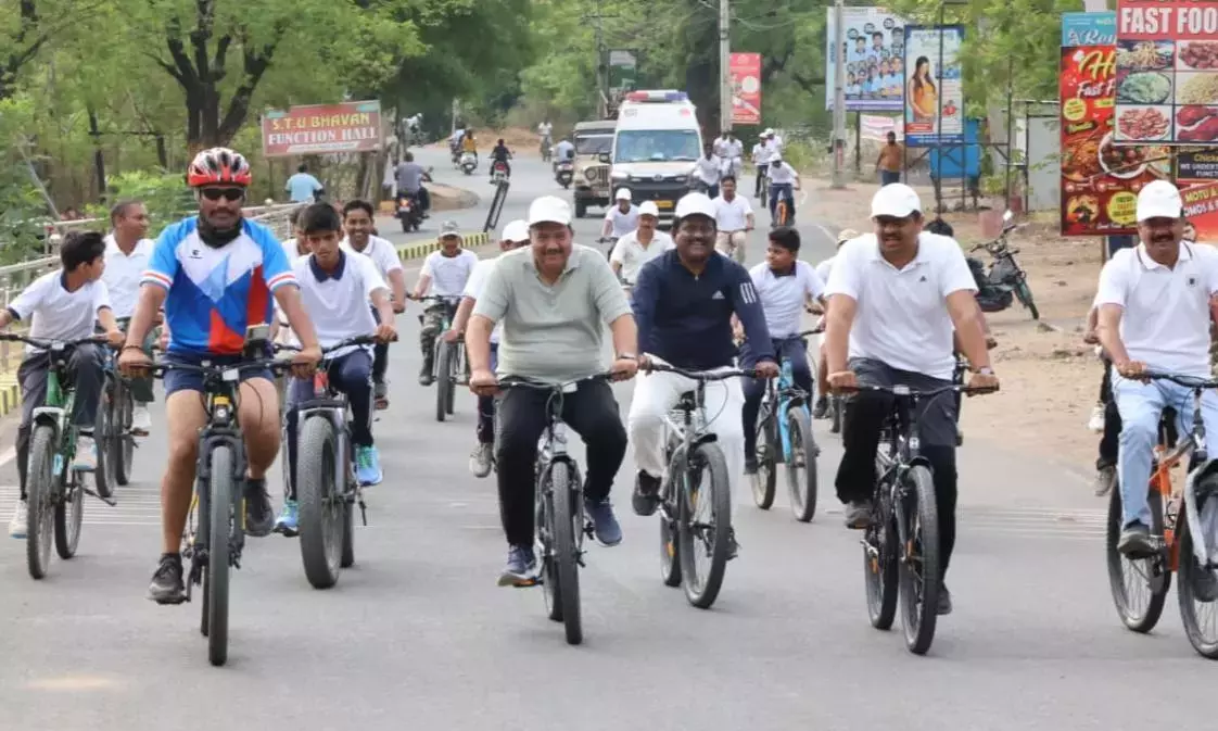 Telangana: फ्यूल-फ्री ट्रांसपोर्ट को बढ़ावा देने के लिए आदिलाबाद में साइकिल रैली निकाली गई Telangana: फ्यूल-फ्री ट्रांसपोर्ट को बढ़ावा देने के लिए आदिलाबाद में साइकिल रैली निकाली गई