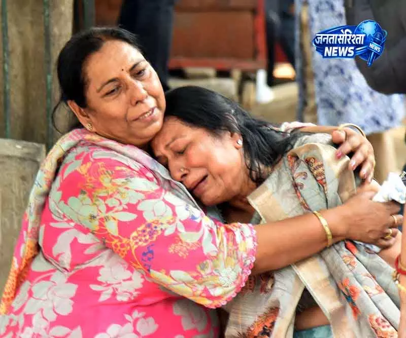 साउथ Delhi होटल आग: गुरुग्राम परिवार के 8 की मौत साउथ Delhi होटल आग: गुरुग्राम परिवार के 8 की मौत