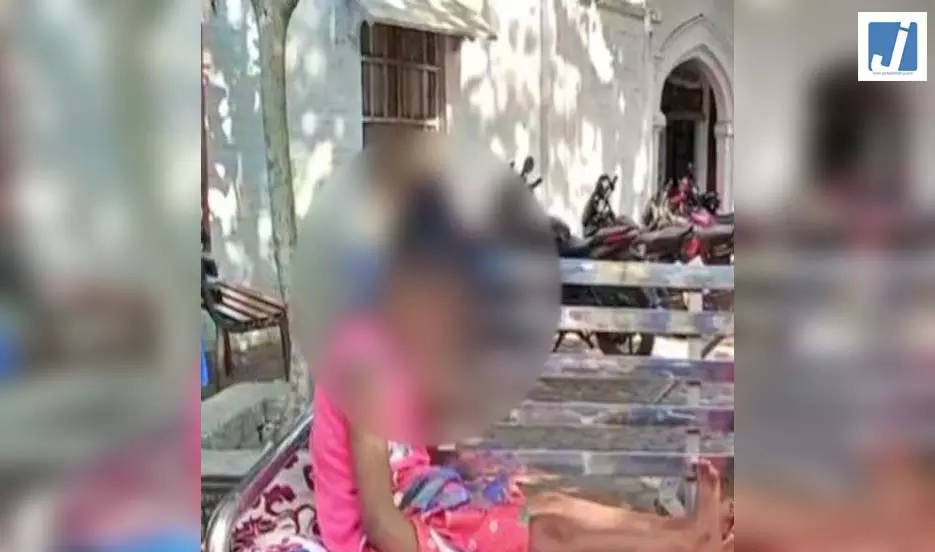 जिला अस्पताल के डॉक्टर पर गंभीर आरोप, कहा- हड्डी तोड़ दी...मचा हड़कंप जिला अस्पताल के डॉक्टर पर गंभीर आरोप, कहा- हड्डी तोड़ दी...मचा हड़कंप