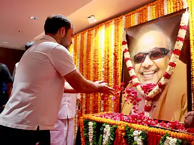 Rahul Gandhi ने करुणानिधि को दी श्रद्धांजलि Rahul Gandhi ने करुणानिधि को दी श्रद्धांजलि
