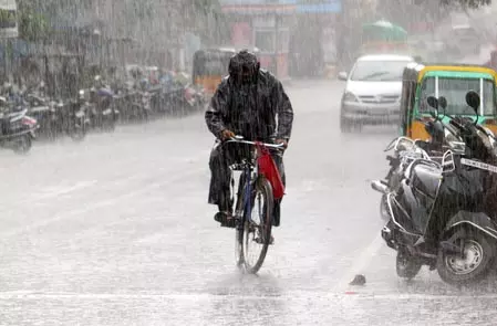 तमिलनाडु में भारी बारिश का अलर्ट जारी, केरल में मानसून के दस्तक देने की संभावना तमिलनाडु में भारी बारिश का अलर्ट जारी, केरल में मानसून के दस्तक देने की संभावना
