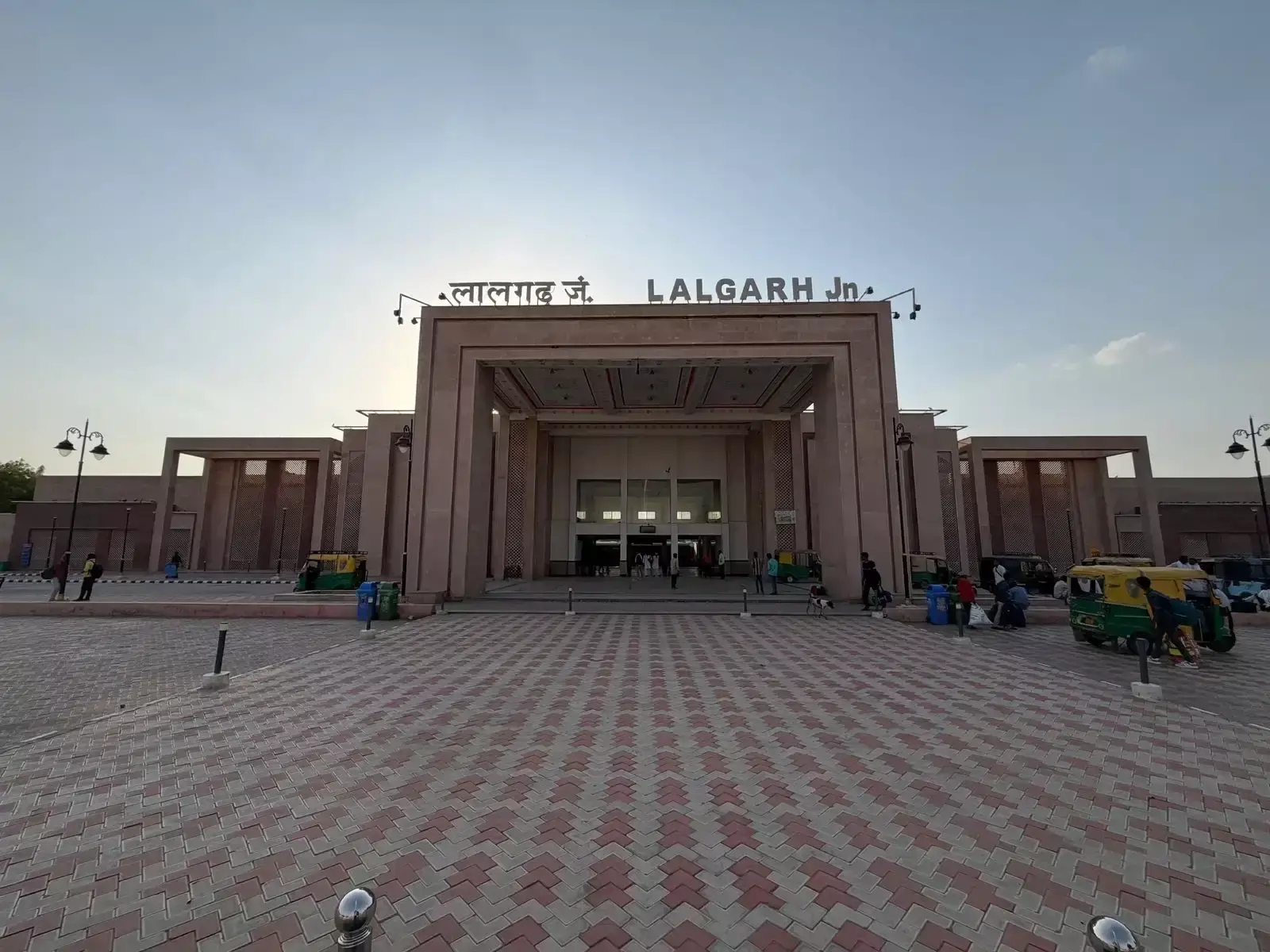 Bikaner: सोलर प्लांट स्थापना से लालगढ़ स्टेशन बना हरित ऊर्जा का केंद्र Bikaner: सोलर प्लांट स्थापना से लालगढ़ स्टेशन बना हरित ऊर्जा का केंद्र